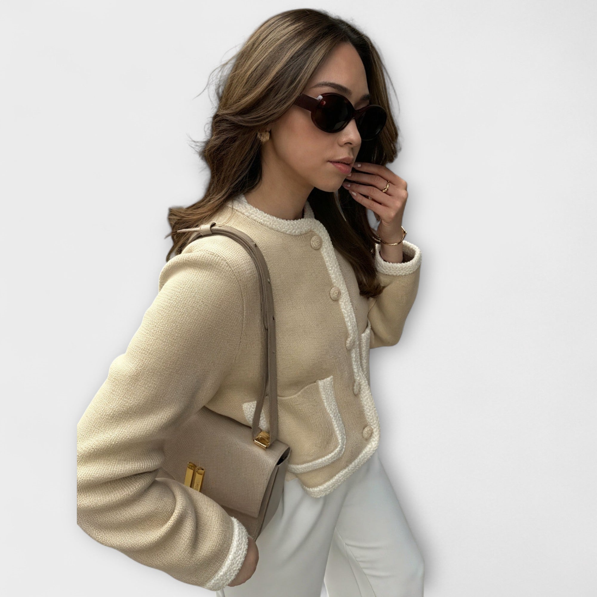 Klasyczny kardigan z ozdobnymi kieszonkami